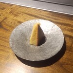 温石 - 竹の子に見立てたカステラ