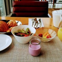 イタリアンダイニング ケシキ - 3種類のパン、サラダ、ヨーグルト、フルーツ、フルーツジュース、オリジナルブレンドの烏龍茶