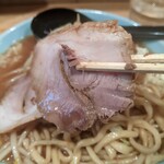 秋葉原ラーメン わいず - 小ぶりながらインパクトある豚さん