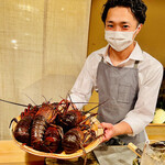 京天神 野口 - ◎伊勢湾で獲れた伊勢海老を披露するお弟子さんの國政さん。