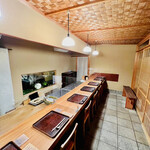 京天神 野口 - ◎店内は欅のカウンター席が9席。一年先まで予約で満席。