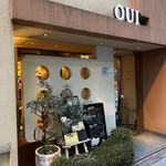 OUI - 土佐堀からのエントランス