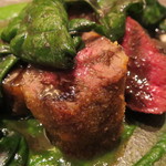 フロリレージュ - 蝦夷鹿のロースト 縮みほうれん草と共に 肉汁、ほうれん草、胡麻のソースで1