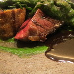 フロリレージュ - 蝦夷鹿のロースト 縮みほうれん草と共に 肉汁、ほうれん草、胡麻のソースで2