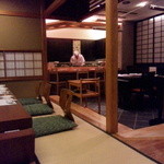 日本料理 魚久 - 4階：掘り炬燵座敷から寿司カウンター方向を