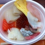 釧路和商市場 - 勝手丼
      エンガワ、サーモン、イカ、玉子、タコ、鰊、イクラ、鱈