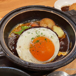 洋食屋 伊勢十 - 松坂牛ハンバーグに目玉焼きが通常でトッピング。