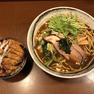 【北海道名物のセット】横丁内コラボ炭焼き豚丼