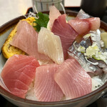 海鮮料理 おかりば - 料理写真:地魚・エビフライと海鮮丼 1200円。