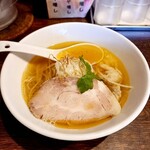 麺屋 雪風 - 海老塩雲呑麺(半麺) 800円