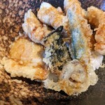 Tenkushi Wa Shu Sakaduki - がっつり鶏天丼
                        鶏天が5ピース、獅子唐天、椎茸天、海苔天
                        ご飯はノーマル220gだから0.7合弱
                        バランス的に大盛りでも良かったかな