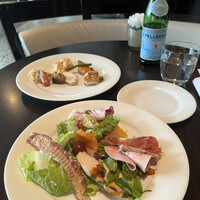 フレンチ キッチン - ランチビュッフェ５４３９円。第一弾。サラダ色々、温料理色々。海老のグリルがなくなり、サーモンも単体ではなくサラダに。。。サラダ系は味付けも良く、とても美味しくいただきました（╹◡╹）