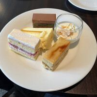 フレンチ キッチン - ランチビュッフェ５４３９円。第三弾。デザート色々。抹茶とチョコのケーキが、濃厚かつなめらかな食感で、とても美味しかったです（╹◡╹）