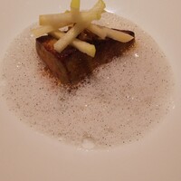 Takumi - フォワグラのポワレ　周りのバニラ風味の泡と一緒に食べるとさらに美味しいです　前菜3品でかなり満足しました