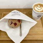 Daily Coffee Stand - 苺ケーキとカフェラテ