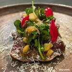 カーサ・デル・チーボ - 奥津軽産 猪のハツ燻製のカルパッチョ