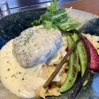 グリル ア ターブル - グリュイエールチーズソースのハンバーグランチ