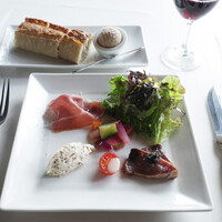 ブラッスリーオザミ 東京スカイツリータウン・ソラマチ店 - 限定特別コース(2800円)の本日の前菜 盛り合わせ、パンと一緒に 吉田豚のバターとリエット、カベルネ・有機葡萄ジュース赤(990円) ブラッスリーオザミ 東京スカイツリータウン・ソラマチ店 - 限定特別コース(2800円)の本日の前菜 盛り合わせ、パンと一緒に 吉田豚のバターとリエット、カベルネ・有機葡萄ジュース赤(990円)