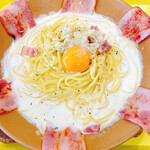 パルメナーラ - 料理写真:はみ出たベーコンのパルメナーラ