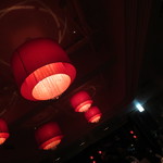 JOE'S SHANGHAI NEWYORK - 赤い照明カバーで店内はムードある色調