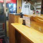 日本酒とビオワイン 立呑 奢酌楽 - 店内（立ち飲みカウンター）