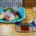 魚と日本酒の奢酌楽 - お造り盛り合わせ ＆ 冷酒（MIYASAKA 純米吟醸）