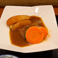 はし本 - 牛バラの赤ワインシチュー(1,500円)
                    サラダ･シチュー･ご飯･漬物･デザート