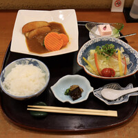 はし本 - 牛バラの赤ワインシチュー(1,500円)
                    サラダ･シチュー･ご飯･漬物･デザート