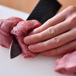 牛たん＆バル 永助 bis - 牛タンカットシーン