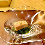 美会 - 葱　バイマックルー　カーと言う生姜が心地よく効いたタイ風のあん肝　