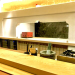 美会 - タイの寺院を模した広いカウンターの素敵な店内