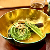 美会 - ウド　コゴミなど春の山菜いっぱいのソムタム