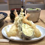 Osakana Kazoku - ＊天ぷらは「海老2尾」「烏賊」「オクラ」「茄子」など。 この価格で海老2尾付くのは嬉しいですし、カラッと揚がり美味しい。