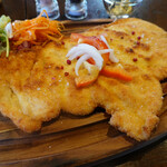 VIZ ブリュノー家の食卓 - ハンガリー風鶏胸肉の大きなカツレツ