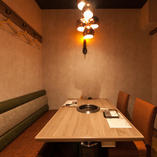 個室チャージ、サービス料なし。ランチもディナーも。全室コンセント付