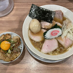麺処 ほん田 - 「特製 林SPFの北関東風豚清湯」1700円＆「林SPFのバラ焼肉丼（卵黄付き）」450円