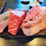 焼肉 三日月 - 無真空の素晴らしい肉が並びます❤️