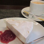 ジュイップ - レアチーズケーキとホットコーヒー　ランチにプラス300円