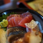 大黒や - 本日の海鮮丼（鯛の松皮造りが面白い）