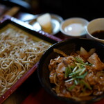 大黒や - 鶏照焼き丼セット（¥850税込み）蕎麦、小鉢、フルーツ、セルフのコーヒー付きます