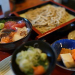 大黒や - 料理写真:海鮮丼セット（¥850税込み）蕎麦、小鉢、フルーツ、セルフのコーヒー付きます