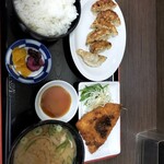 Kanda Pa-Kingu Eria (Kudari) Fu-Do Ko-To - アジフライと餃子定食820円