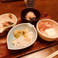 魚めし 竹亭 - 小鉢　冷奴、しらすおろし、蛍烏賊酢味噌、ほうれん草お浸し