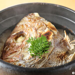 旬菜魚 藍 - 炭火で炙って焼き目を付けてからオーガニックのミルキークイーンと一緒に土鍋で焚きます。御飯一粒ひと粒に鯛の旨味が染み込みしみじみ美味しいですよぉ～。