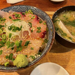 魚豊 - 2種刺身の漬け丼　790円　具沢山のあら汁