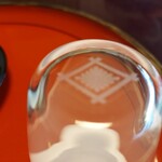 菊乃井 - ビールグラスの底には菊乃井のマークが