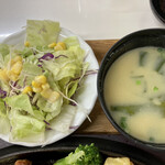 Yakiniku Matsuzaka - サラダに味噌汁　味噌汁はオリジナルで良い
