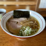 Sadasuke Sobaya - 大きなチャーシューの隙間から見える澄んだスープ