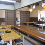 Sakai - 奥には広々した座敷席も完備。