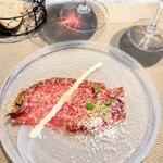 La Brianza - 近江牛マルシンブレザオラ自家製卵白ヨーグルトマヨネーズリンゴマリネアーティチョークチップス24ヶ月熟成ミモレットチーズ。ねっとりブレザオラしっとり美味しい、いろいろソース添え物で一味ごと違った美味しさ